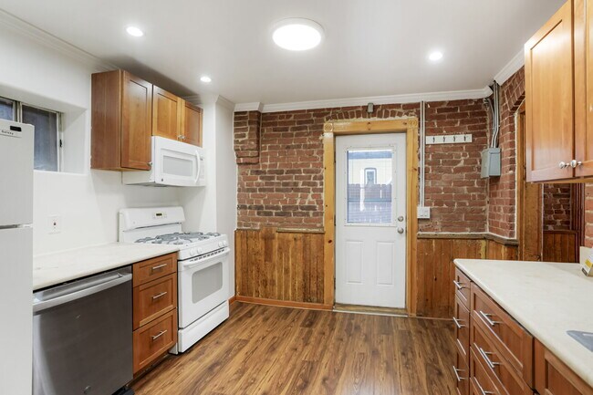 Building Photo - Historic 2 Bed / 1 Bath Townhome near Down...