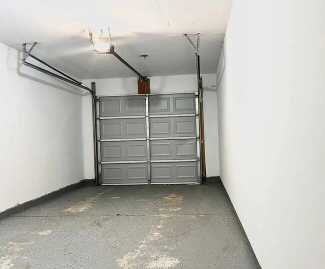 Building Photo - 15650 Stone Crossing Dr