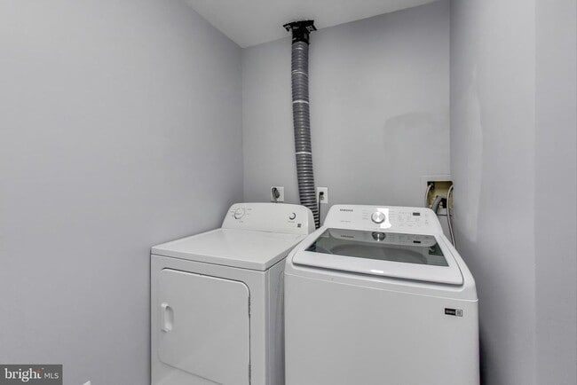 Building Photo - 2851 Strauss Terrace