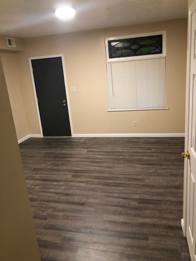 Building Photo - Brentwood 3 bedroom Duplex