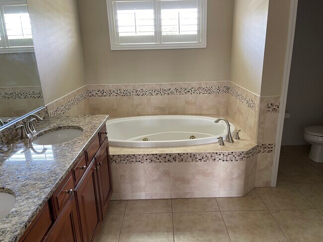 Building Photo - 2905 Winglewood Cir
