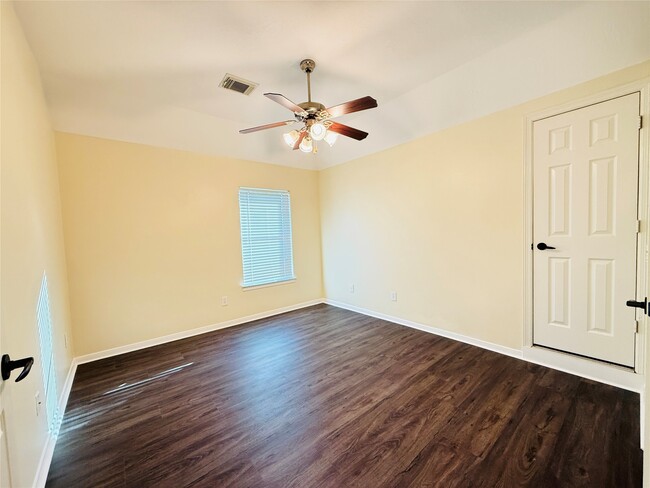 Building Photo - 4442 Chestnut Cir