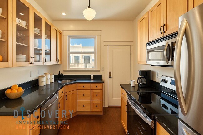 Building Photo - SOMA Top Floor Condominium for Immediate L...
