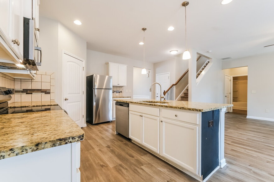 Building Photo - 538 Jadetree Ln