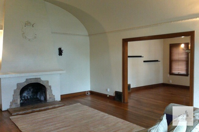 Building Photo - Beautiful 3 Bedroom home located in the Hi...