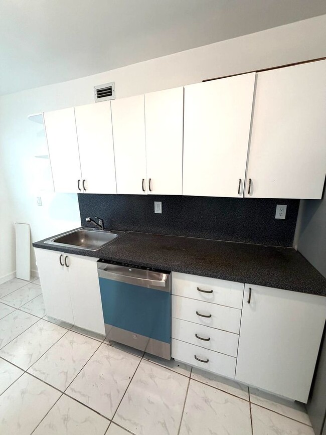 Building Photo - Live where Lincoln Road meets the Ocean in a full service resort-style condominium in South Beach!