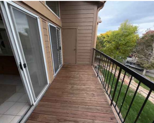 Building Photo - Spacious with sky light and loft!