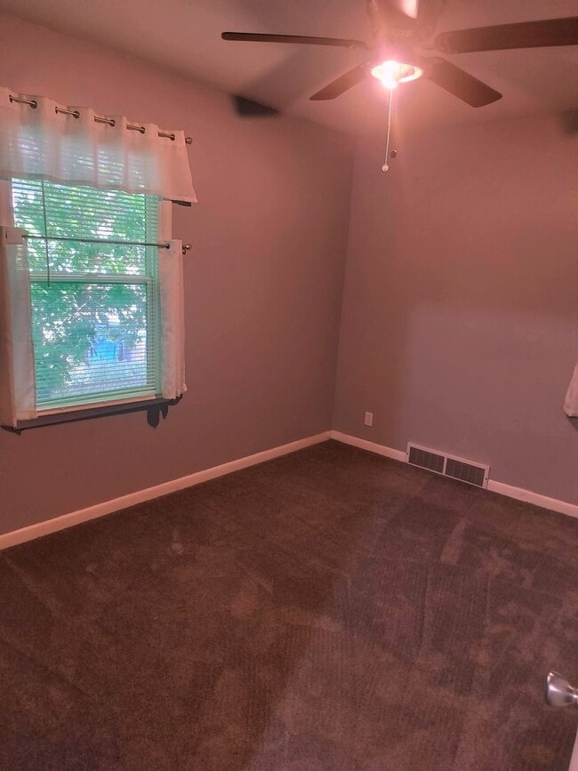 Building Photo - Charming 2-Bedroom Upper Duplex Unit in Ogden!