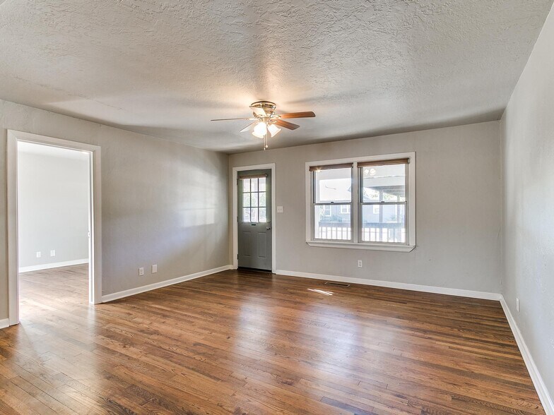 Building Photo - 703 Dakota St