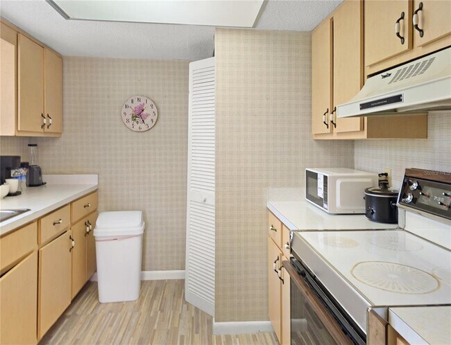 Building Photo - 553 Fairways Cir