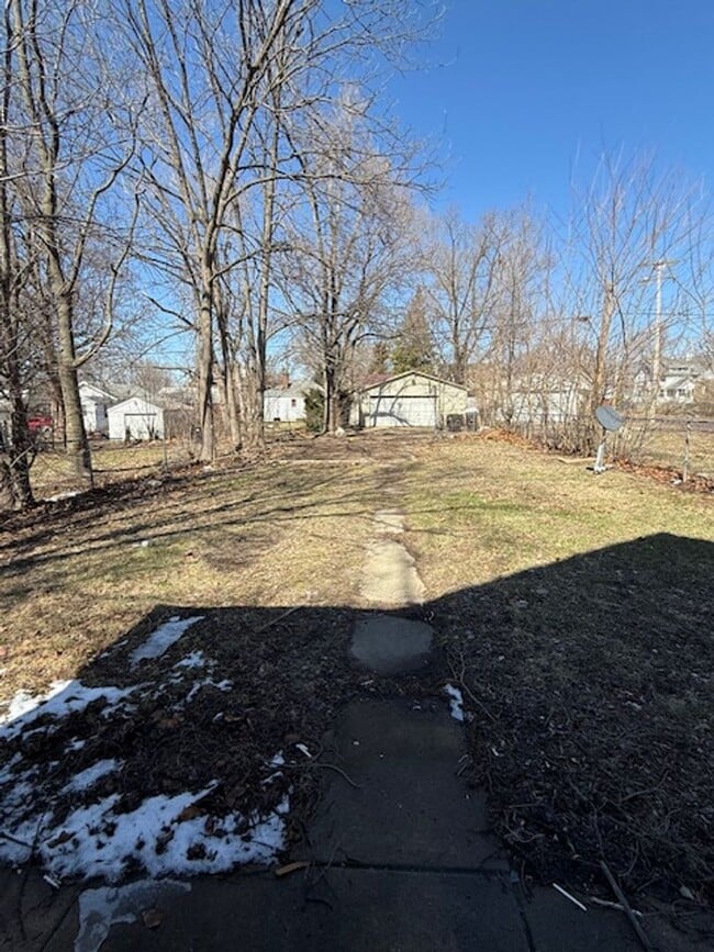 Building Photo - House for Rent 3 BR / 1 BA