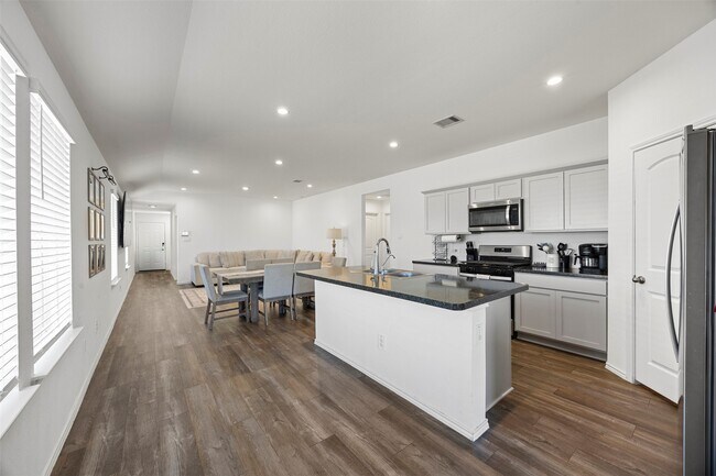 Building Photo - 5455 Desert Gln Dr