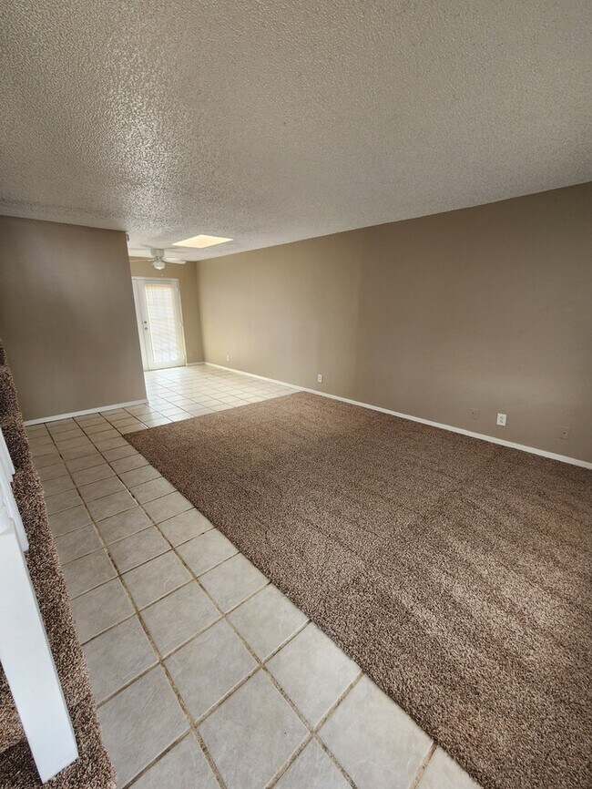 Building Photo - 3 bed 2 bath, 2 story townhome, 2 car garage