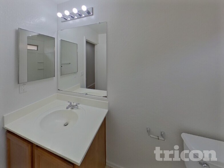 Building Photo - 39989 W Catherine Dr