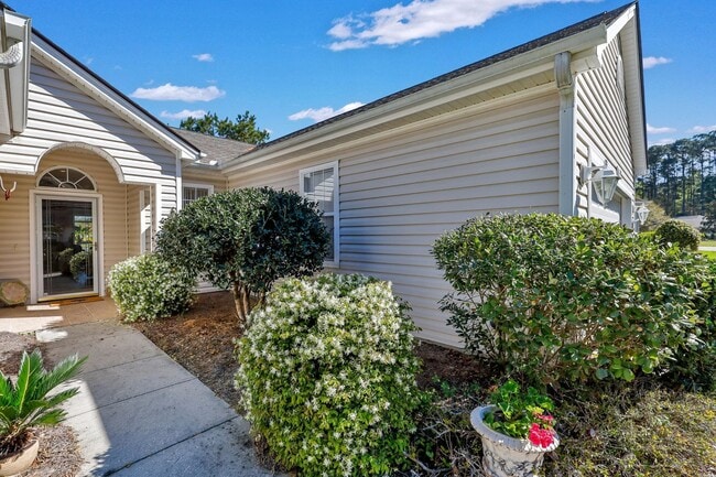 Building Photo - Charming 2 Bed, 2 Bath Rental with Lagoon Views in Sun City!