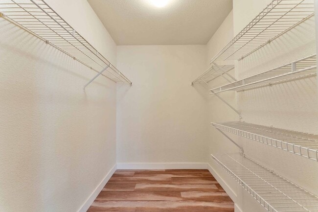 Building Photo - Cozy Ground Floor Condo!