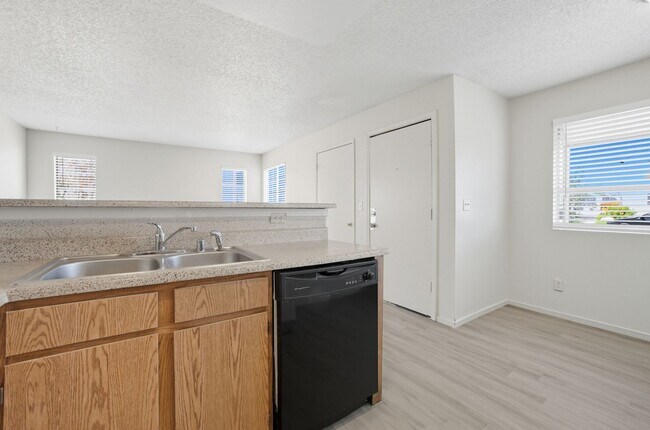 Building Photo - Charming 2-Bedroom Downstairs Unit with Fireplace