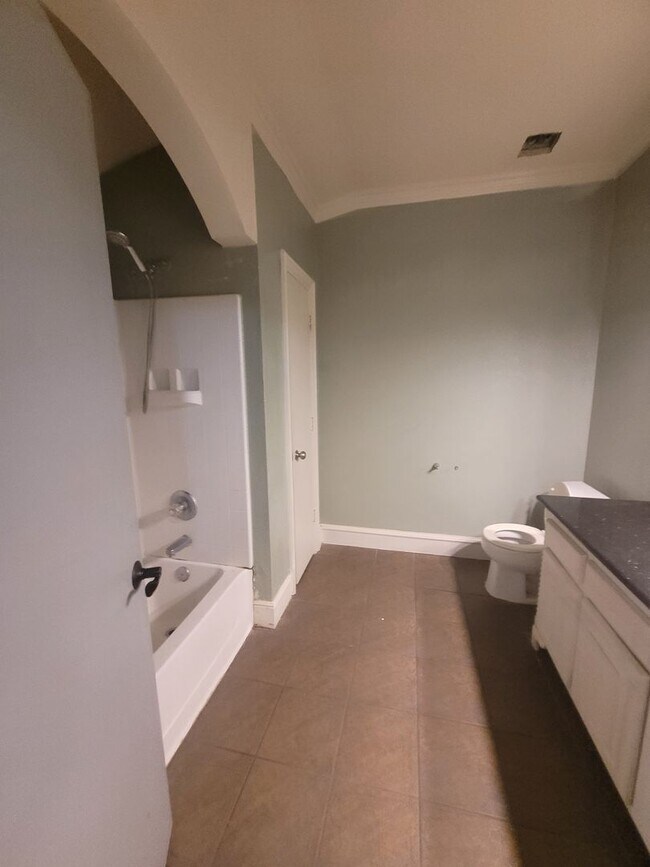 Building Photo - Great 3 bedroom in Meadowbrook area! Ask a...