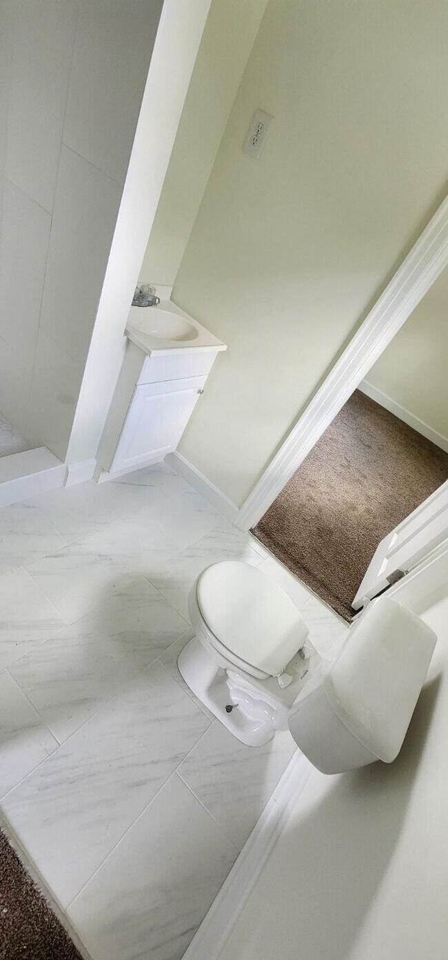 Bathroom Between bd2 and b - 3245 Kings Ln