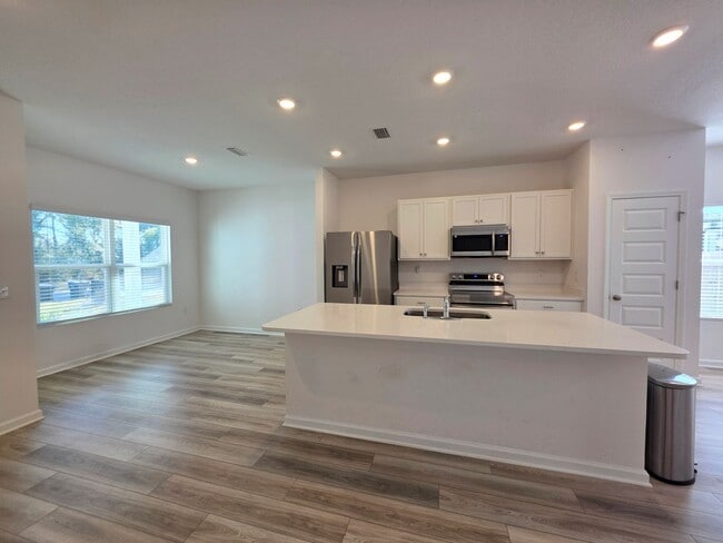 Building Photo - 3BR/2BA home with internet included