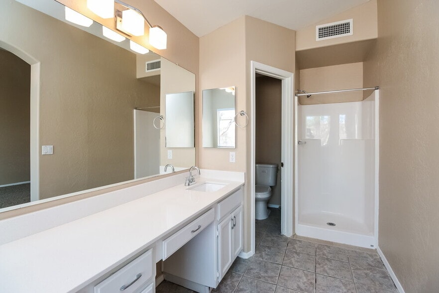 Building Photo - 832 E Baylor Ln