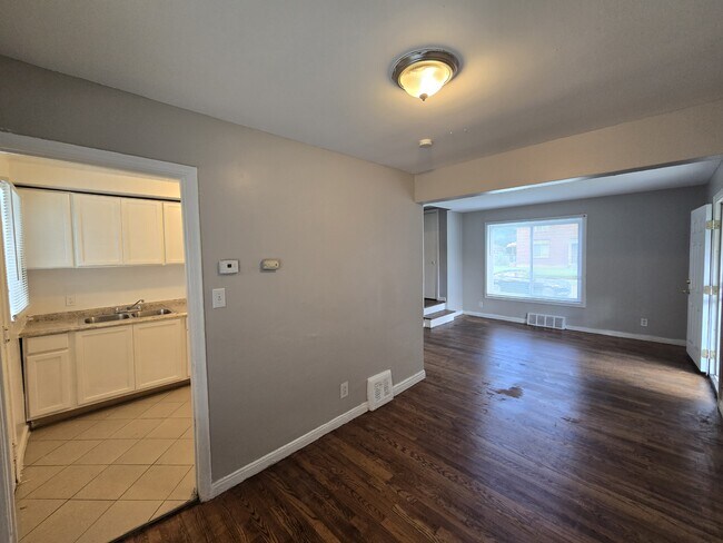 Building Photo - 9151 Mansfield St