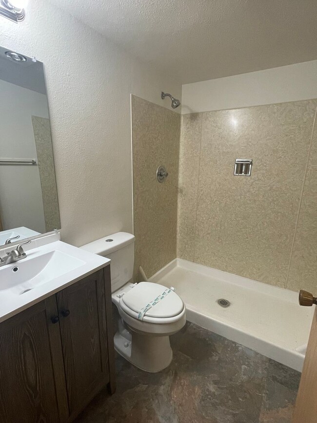 Building Photo - Great 3 Bedroom 1.75 Bathroom Condo! Washe...