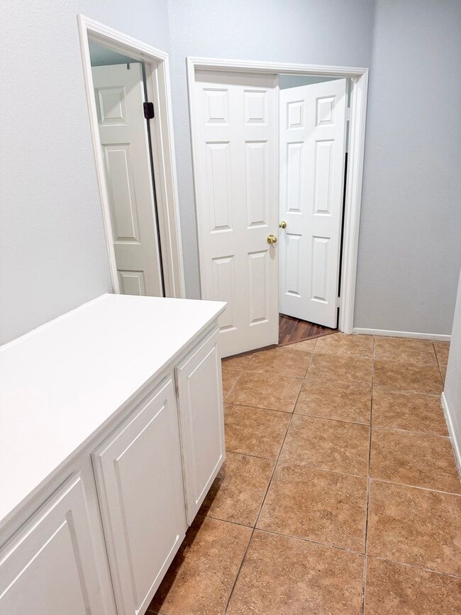 Building Photo - All utilities included -  One Bedroom Juni...