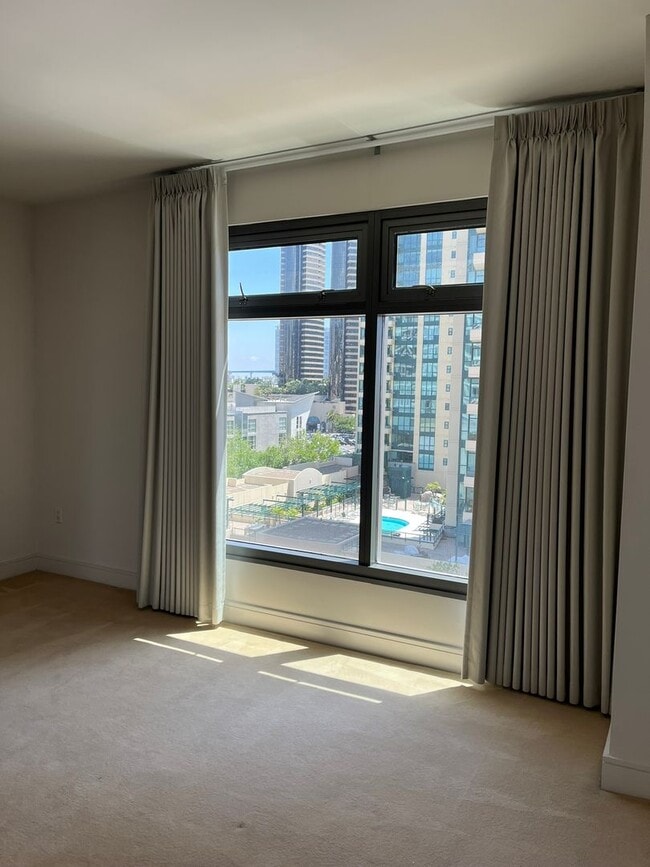 Building Photo - Experience upscale living in Downtown San Diego with great views. This is a must see!