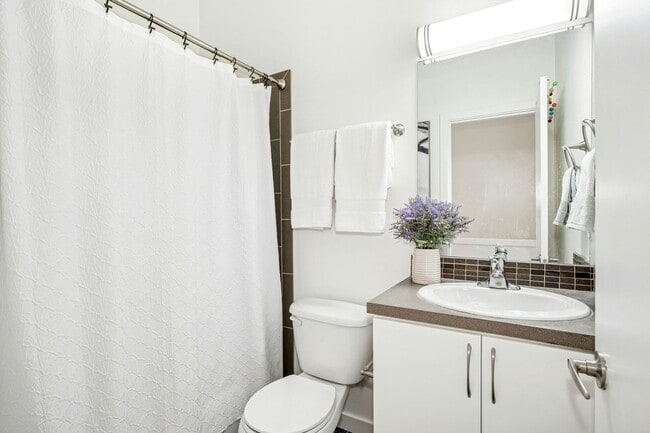 Building Photo - Columbia City Townhome