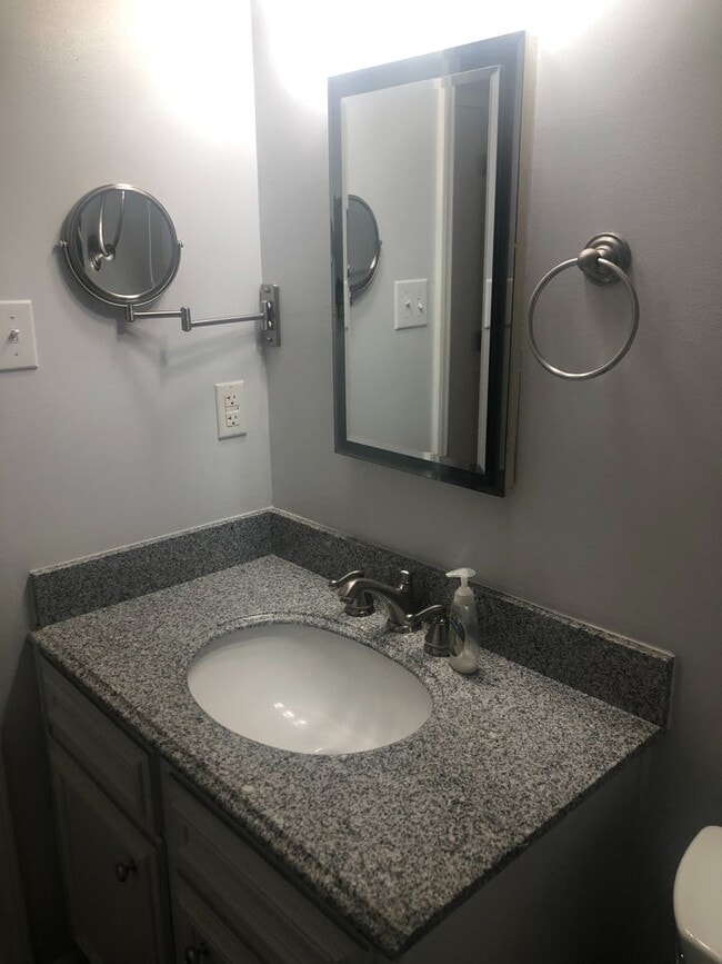 Building Photo - Beautiful Townhome 2Bed/ 1 Bath