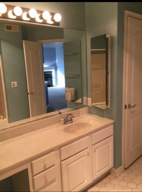 Main floor full bathroom - 6916 Fairfax Dr
