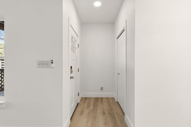 Building Photo - 814 W Mary St