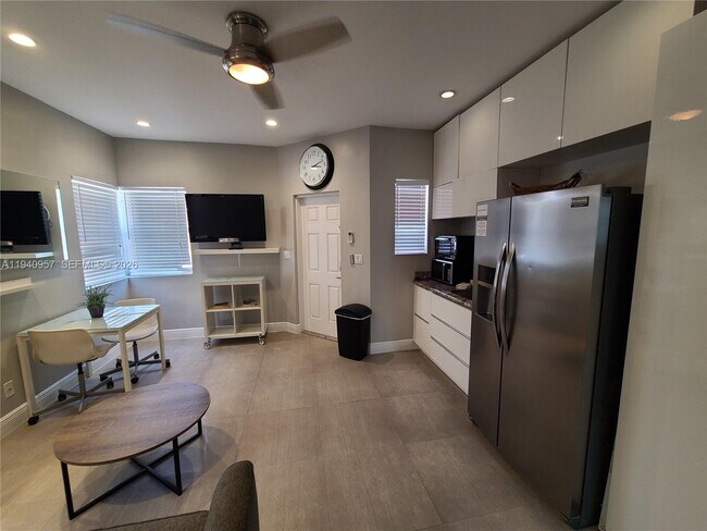 Building Photo - 321 Hayes St