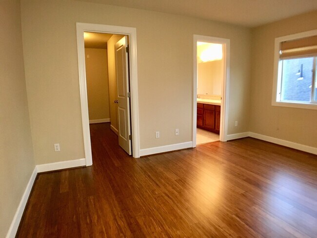 Building Photo - Stunning 3BD  Lake Shore Home with Office and Loft Area!  Gorgeous Finishes!