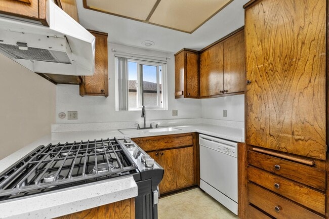 Building Photo - Move-in Ready Condo!