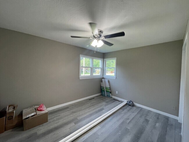 Building Photo - Updated and Located near Mercy Hospital!  ...