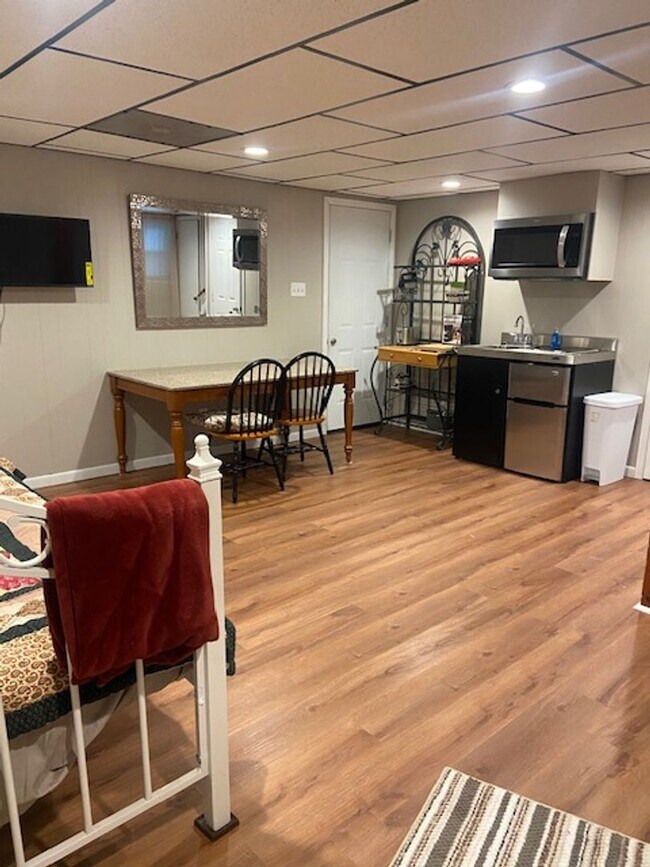 Building Photo - West Knoxville 37909 - Fully furnished Roo...