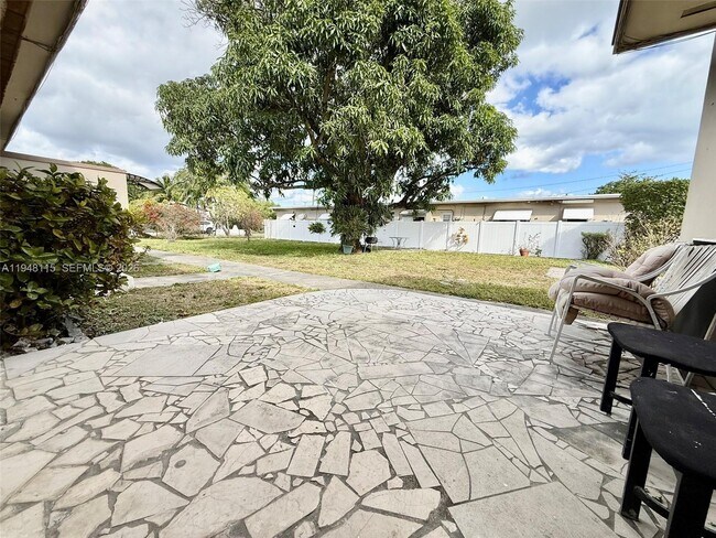 Building Photo - 1845 Dixieana St