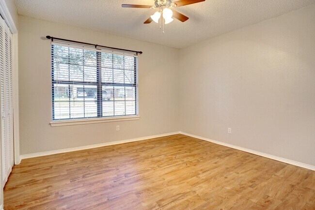 Building Photo - Super Nice 3-2-2 Brick Home!