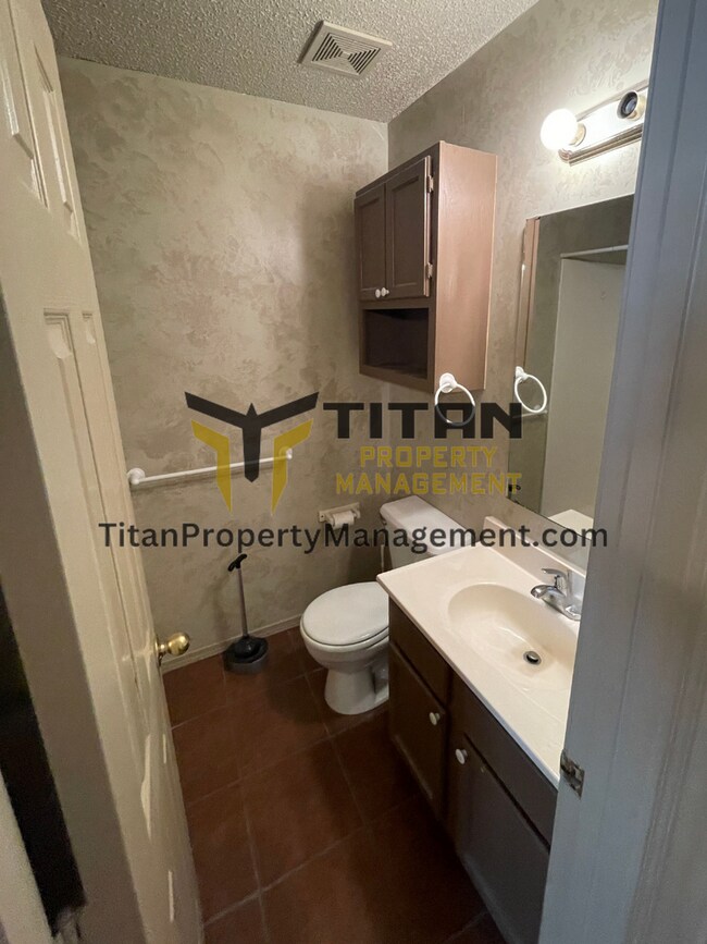Building Photo - 2 Bed/2 Bath End Unit Apartment