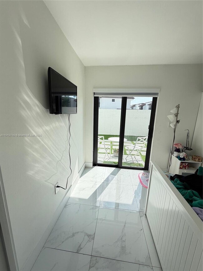 Building Photo - 1271 SW 124th Ct