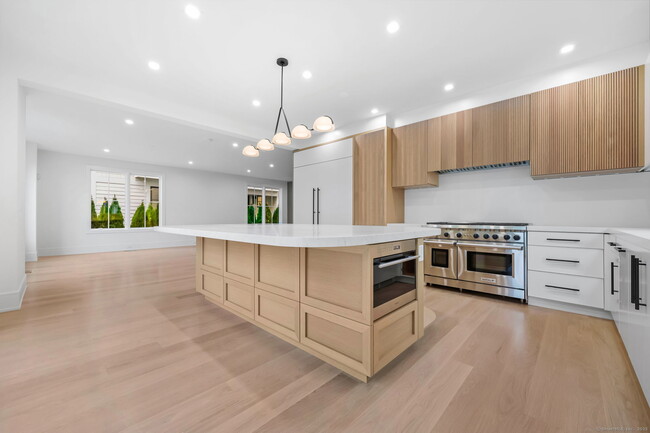 Building Photo - 187 Field Point Rd