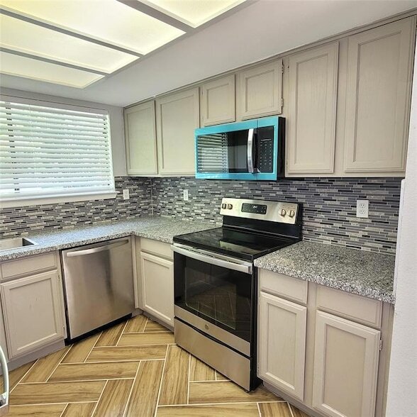 Building Photo - 13351 Water Oak Ln