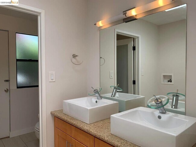 Building Photo - 5559 Greenridge Rd