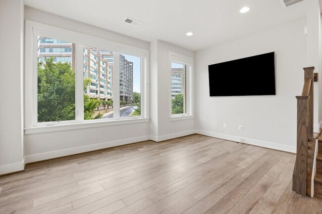 Building Photo - 6924 Rockledge Dr