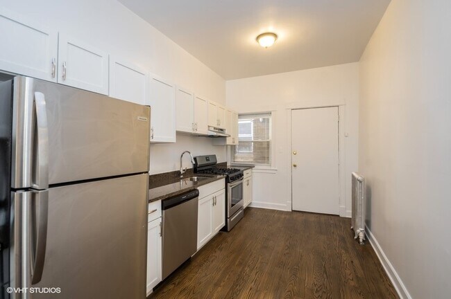 Building Photo - 1530 W Wilson Ave