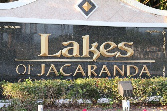 Building Photo - 2-Bed, 2-Bath Corner unit, Best location!