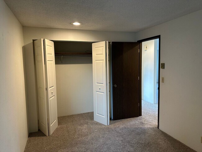 Building Photo - Nice 2 bedroom 1 bath duplex in Springfield!