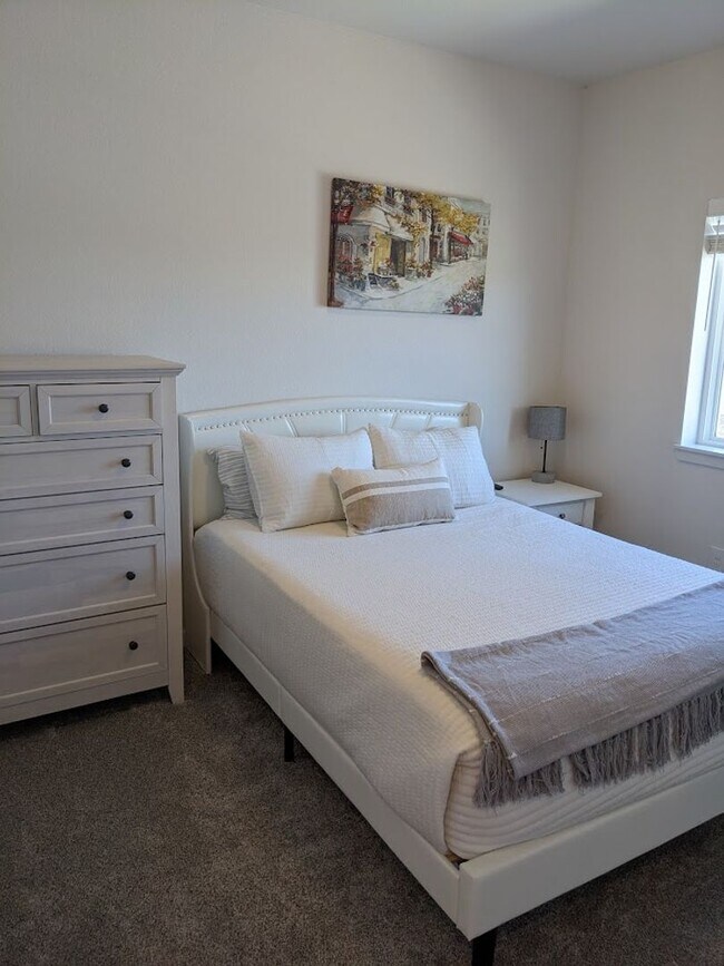 Building Photo - 3 Bed Luxury End Unit Townhome backs to Na...